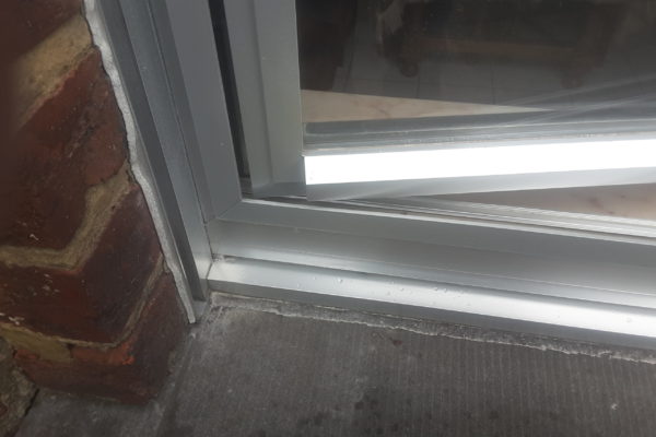 Hersteld bruut aluminium raam