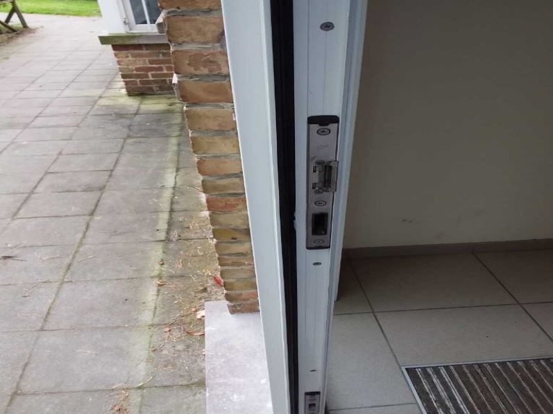 Gerepareerde aluminium deur na inbraakschade