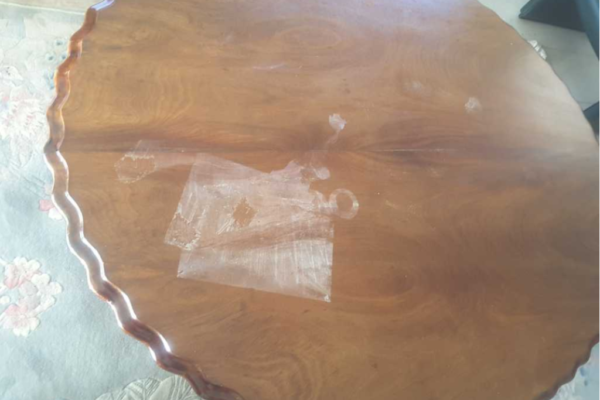 Beschadigde houten tafel met witte plekken
